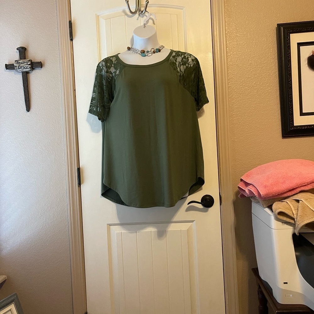 Zenana NWOT olive green soft & stretchy top with lace sleeves size 2X - Picture 3 of 4
